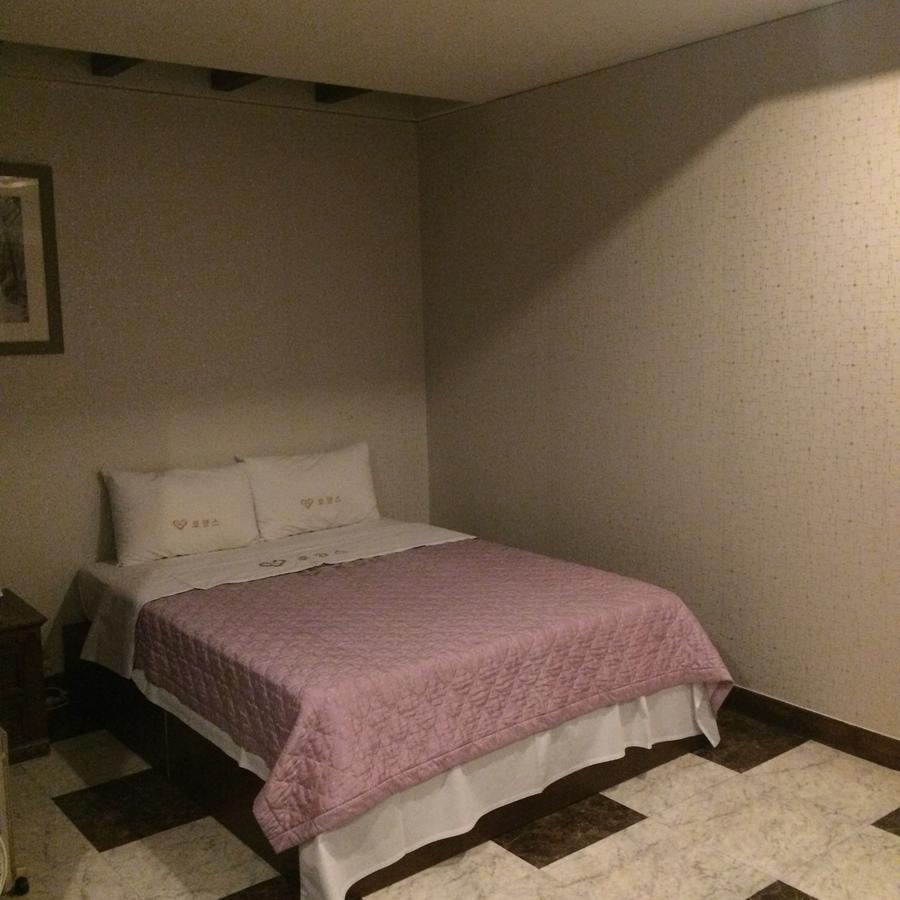 Romance Hotel Chungju Buitenkant foto